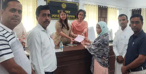 मृतक लिपिक की पुत्री को सौंपी 2,11,000 रुपये की सहायता राशि