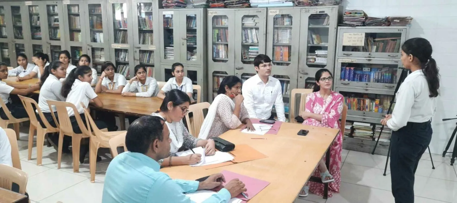 वाद-विवाद प्रतियोगिता में सृष्टि व प्रियंका रही प्रथम