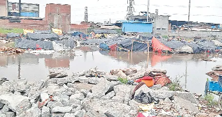 ओवरफ्लो हुआ निकासी नाला, पानी में डूबी डेढ़ दर्जन से अधिक झुग्गियां