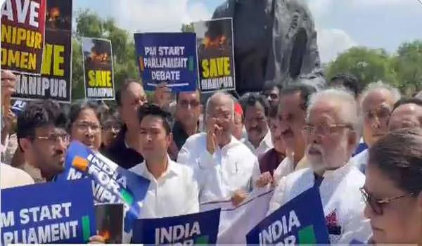 Manipur Violence: संसद भवन परिसर में गांधी जी की प्रतिमा के समक्ष विपक्ष का प्रदर्शन