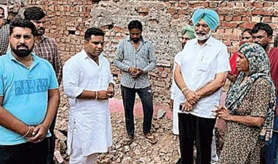 भारी बरसात में गिरा घर, पूर्व मंत्री बलबीर सिद्धू ने की आर्थिक मदद