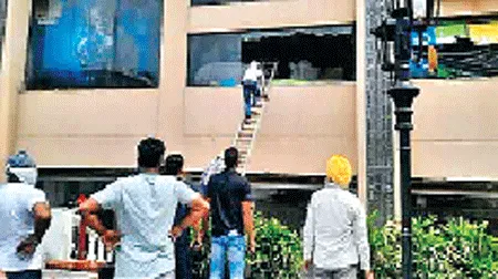 ऑक्सफोर्ड स्ट्रीट के शोरूम में लगी भीषण आग, लाखों का सामान जलकर राख