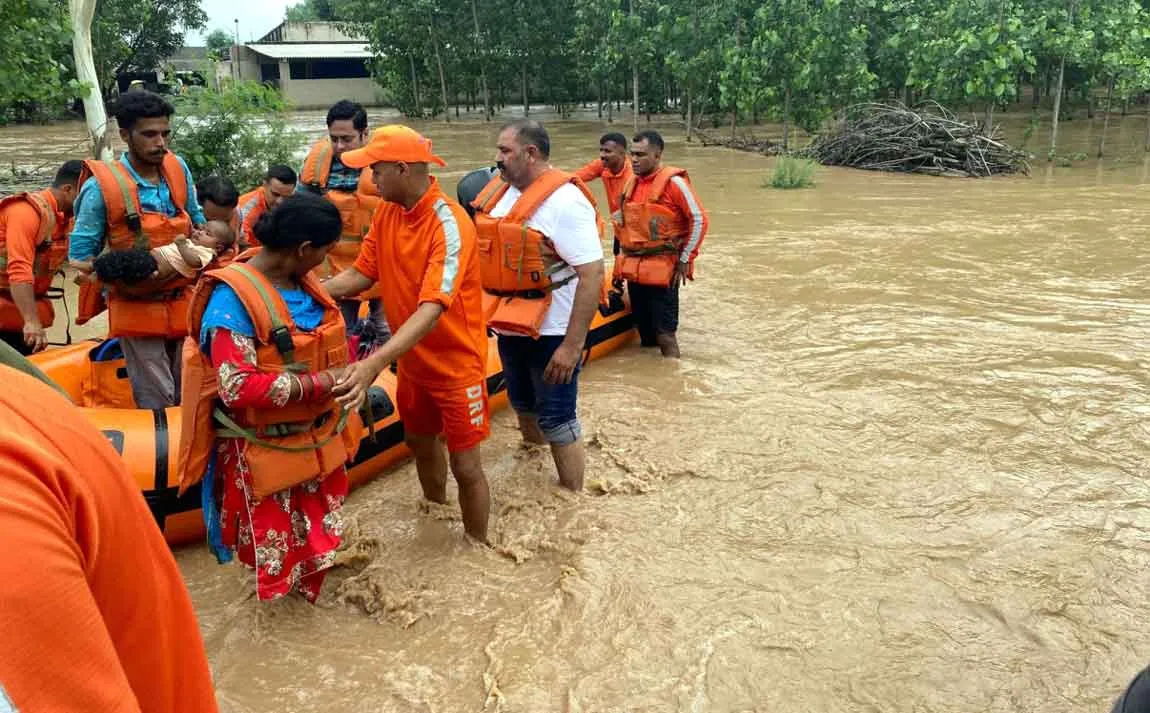 Flood : लुधियाना में बाढ़ में फंसे परिवार को सुरक्षित निकाला