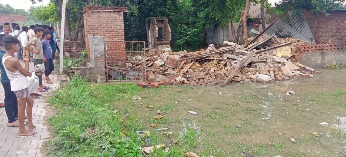 Noida News: लगातार पड़ रही बारिश से मकान गिरा, एक की मौत, पत्नी और बेटा गंभीर रूप से घायल