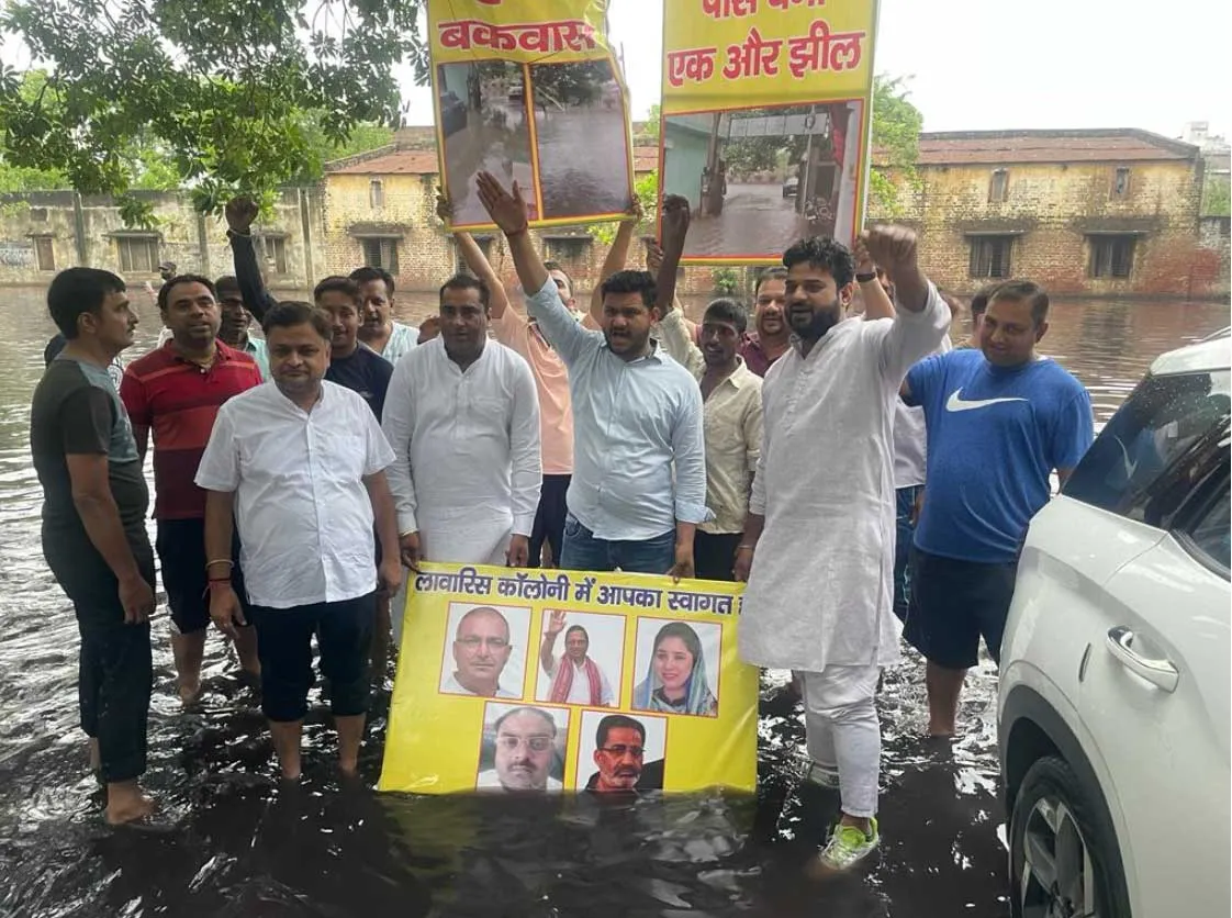 गंदे पानी में खड़े होकर कॉलोनी वासियों ने किया प्रदर्शन.. लगाए नारे
