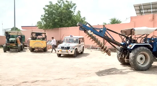 ओवर लोडेड ट्रैक्टर-ट्रॉली के साथ मिट्टी लादान के लोडर को किया जप्त