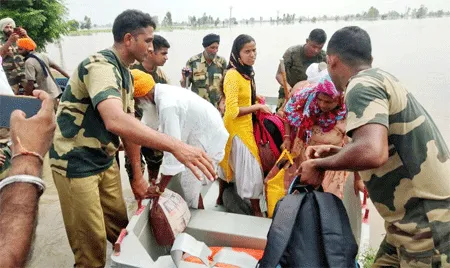 बीएसएफ ने फिरोजपुर के बाढ़ ग्रस्त गांवों में चलाया बचाव अभियान