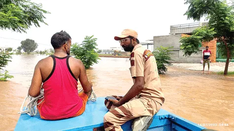 घग्गर के पानी में घिरे लोगों की मदद के लिए जुटे डेरा श्रद्धालु