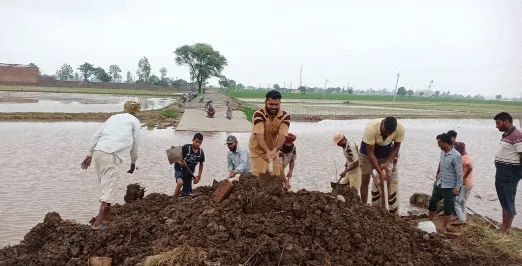 …और अब डेरा श्रद्धालुओं ने सड़कों को सही करने का उठाया बीड़ा