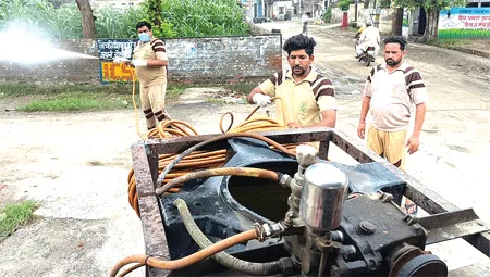 डेरा सच्चा सौदा के सेवादारों ने मूनक शहर में शुरू किया सोडियम हाईपरोक्लोराइट का छिड़काव