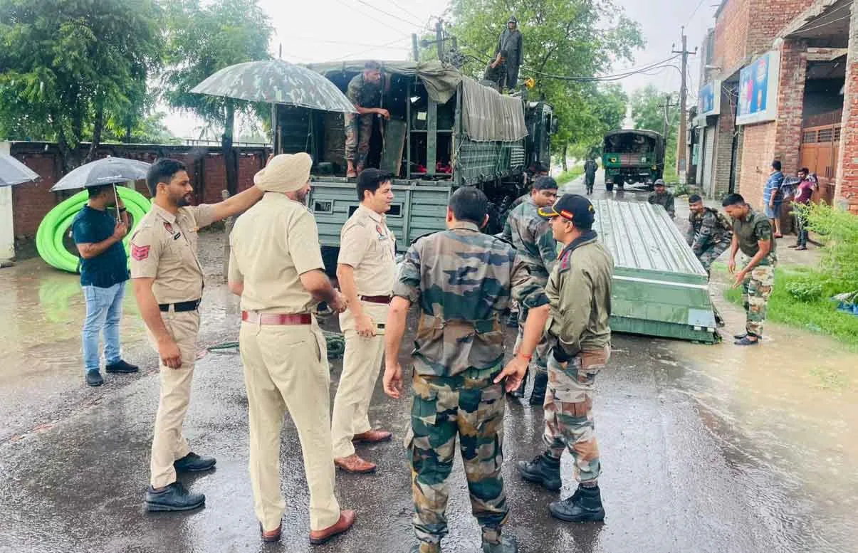 बचाव कार्यों के लिए NDRF की 15 टीमें और SDRF की दो इकाइयां तैनात