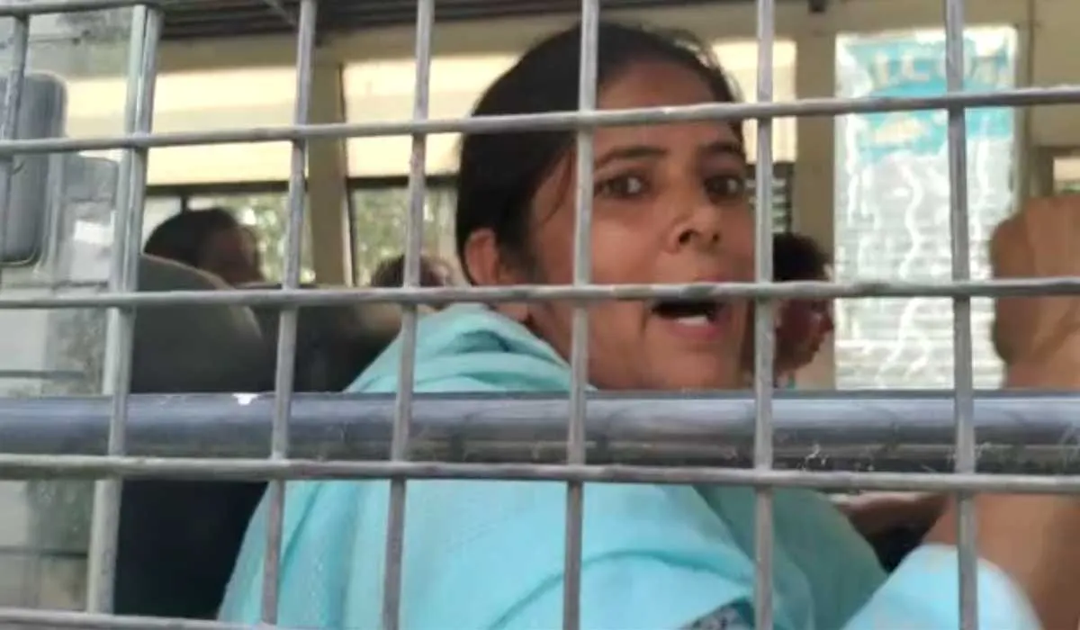 SANGRUR: सीएम मान के आवास के सामने प्रदर्शन करने जा रहे शिक्षकों पर पुलिस का लाठीचार्ज