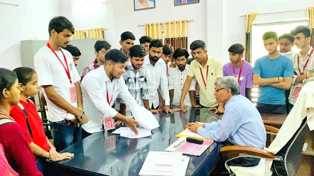SFI: छात्र-छात्राओं ने किया प्राचार्य का घेराव