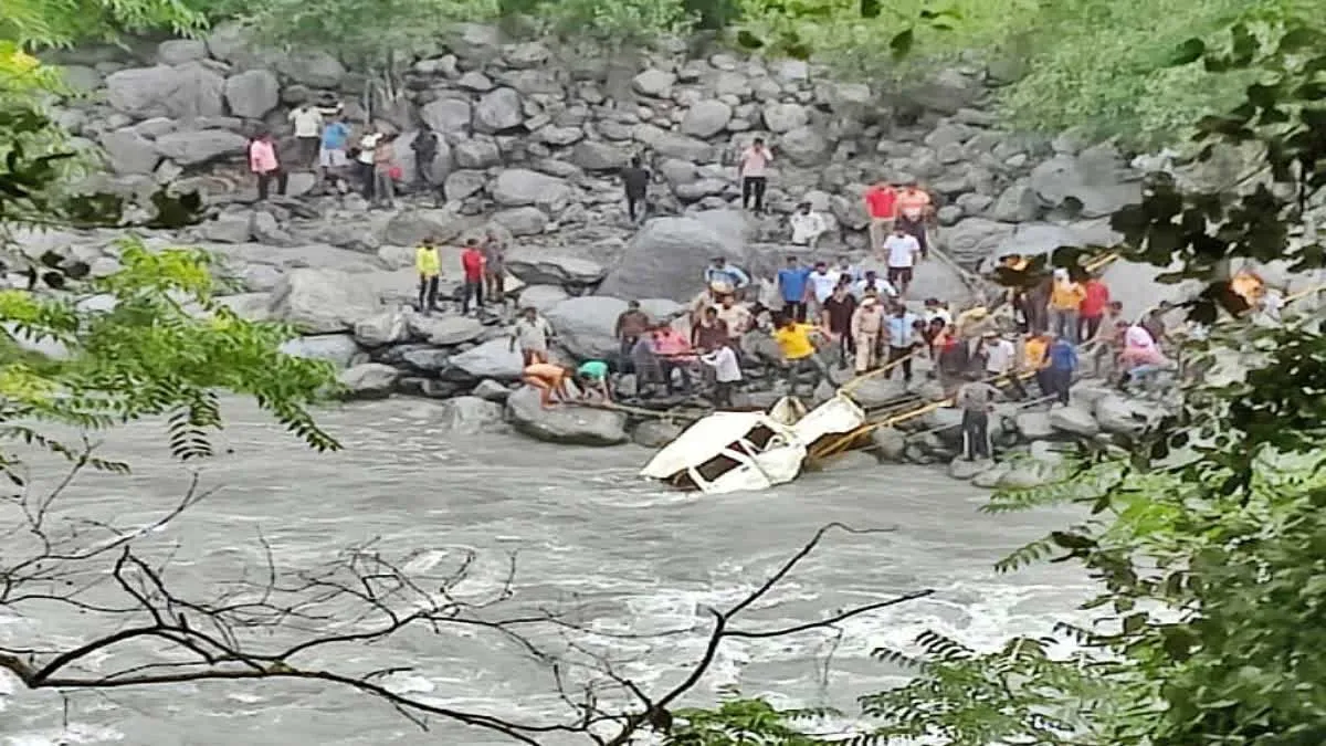 हिमाचल में रावि नदी में गिरी बोलेरो, एक की मौत, अन्य लापता