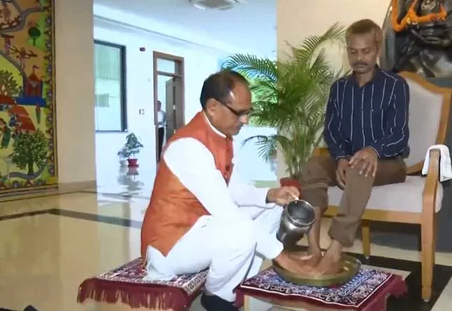Sidhi Urination Case: शिवराज ने सीधी कांड के पीड़ित के धोए पैर, मांगी माफी, देखें वीडियो