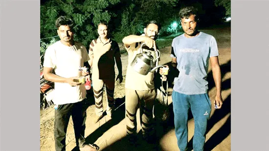 शाह सतनाम जी ग्रीन एस वेलफेयर फोर्स विंग के सेवादार कर रहे लोगों की मदद