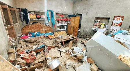 बारिश से कमजोर हुई छत गिरी, बाल-बाल बचा परिवार