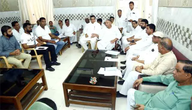 ‘लाल टमाटर और लाल सिलेंडर को छोड़ कर रहे लाल डायरी की चिंता’