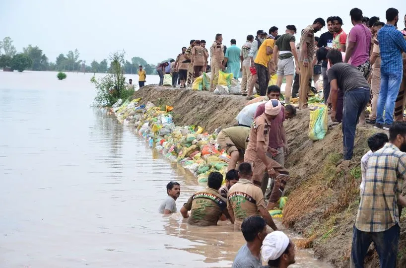 Sirsa Flood: सरसा में बाढ़ के खतरे को टालने के लिए जी-जान से जुटे ग्रीन एस के सेवादार