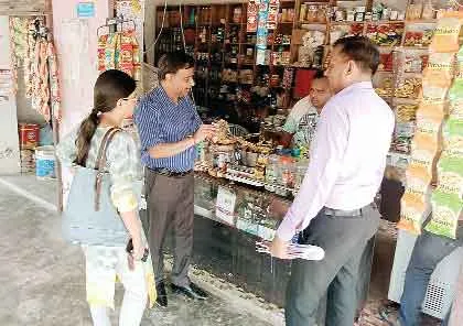 तंबाकू का प्रदर्शन करने वाले दुकानदारों के काटे चालान