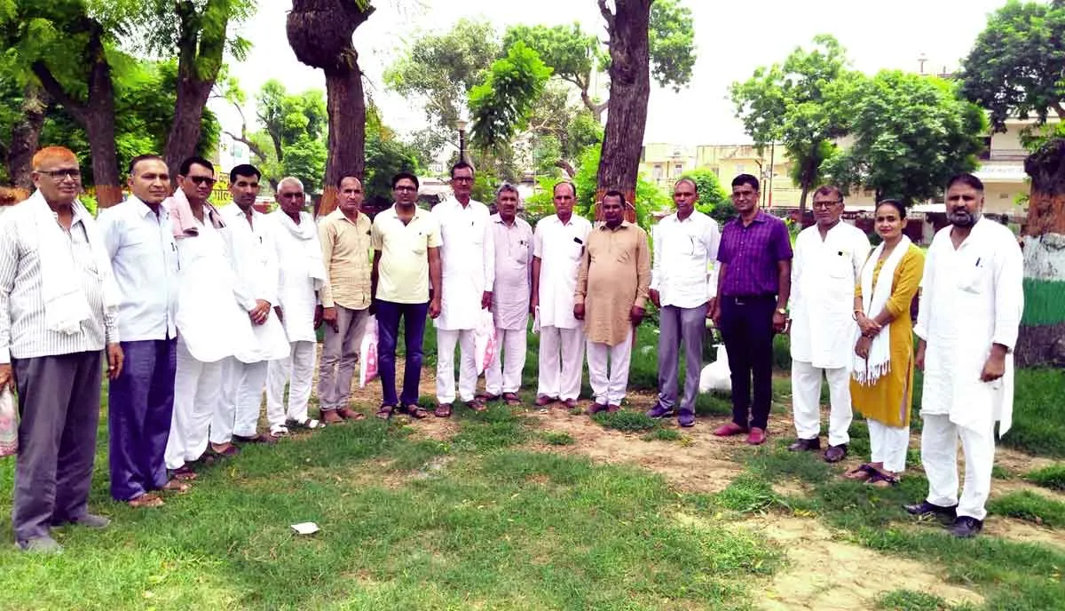अंग्रेजी माध्यम स्कूल में कार्यरत शिक्षकों को यथावत रखने की मांग
