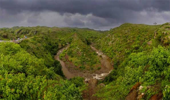 अलसीगढ़ में दिखा अनोखा नज़ारा, नदी ने किया पहाड़ का अभिषेक