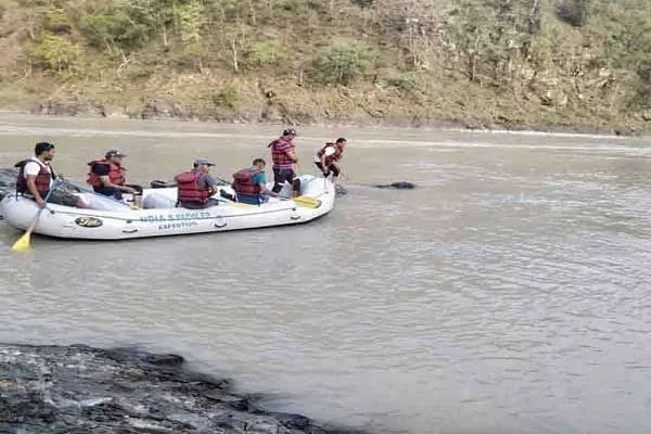Uttarakhand News: गंगा नदी में गिरी बेकाबू मैक्स गाड़ी, SDRF और Police रेस्क्यू में जुटी | Accident