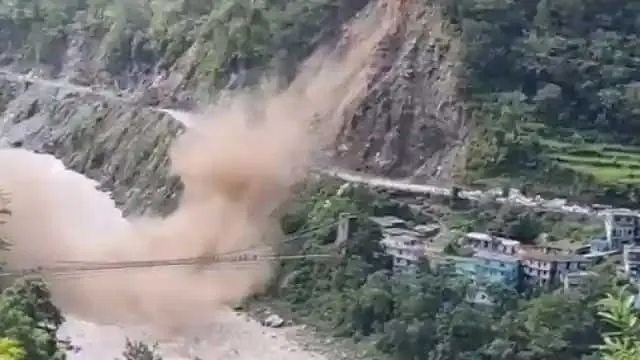 Uttarakhand के Uttarkashi में भारी बारिश, कई वाहन बहे
