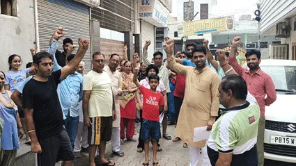 आवासीय परिसर में मोबाईल टॉवर लगाने का लोगों ने किया विरोध