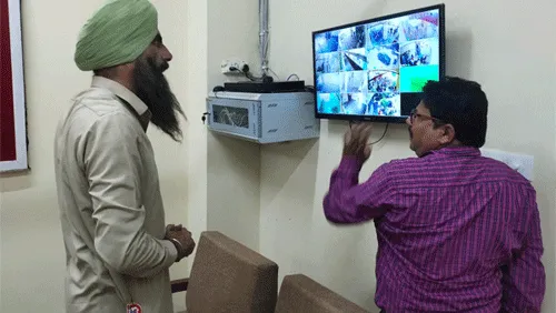 अस्पताल में लाईनों में लगे मरीजों के पर्स चोरी
