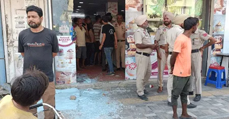 रंजिश के चलते भिड़े दो गुट, बेकरी के शीशे टूटने से हजारों का नुक्सान