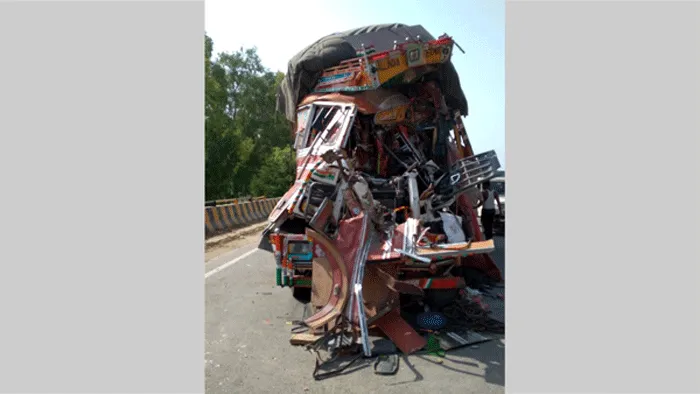 ट्राले और ट्रक की टक्कर में उड़े ट्रक के पडखच्चे