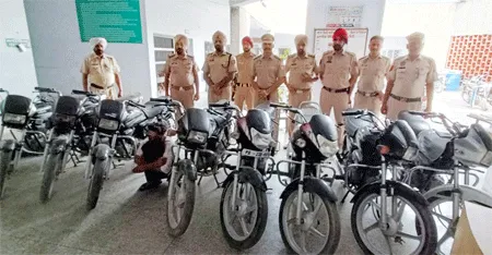 वाहन चोर गिरफ्तार, 8 बाइकें बरामद