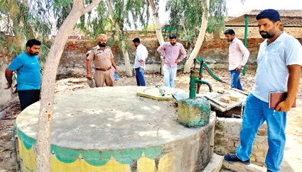 प्रशासन ने पानी के टैंक करवाए खाली, लोगों को कर रहे जागरूक