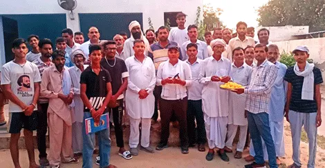 राहुल गांधी को सुप्रीम कोर्ट से राहत मिलने पर कांग्रेसियों ने मनाया जश्न, बांटे लड्डू