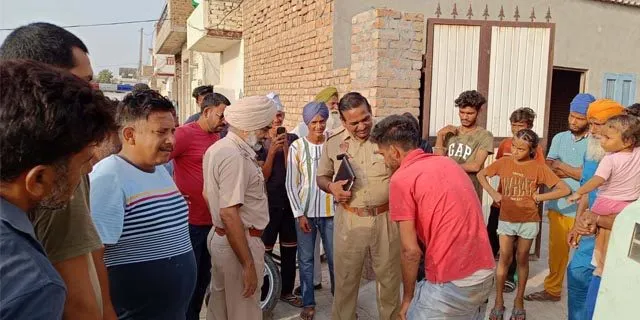 मोहल्लावासियों ने चोरी करते हुए चोर को दबोचा