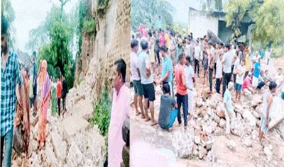 बारिश में पास के मकानों पर गिरी जर्जर हवेली, दो की मौत
