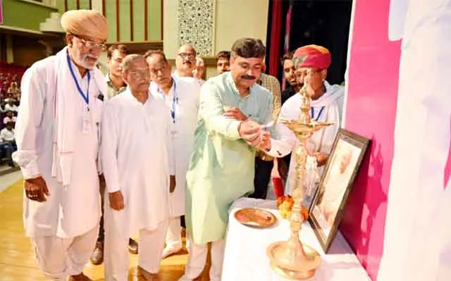 अहिंसा सम्मेलन में गांधीजी के जीवन दर्शन पर डाला प्रकाश