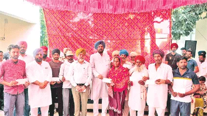 कैबिनेट मंत्री ने 13 बाढ़ पीड़ितों को सौंपी 12 लाख रूपये की मुआवजा राशि