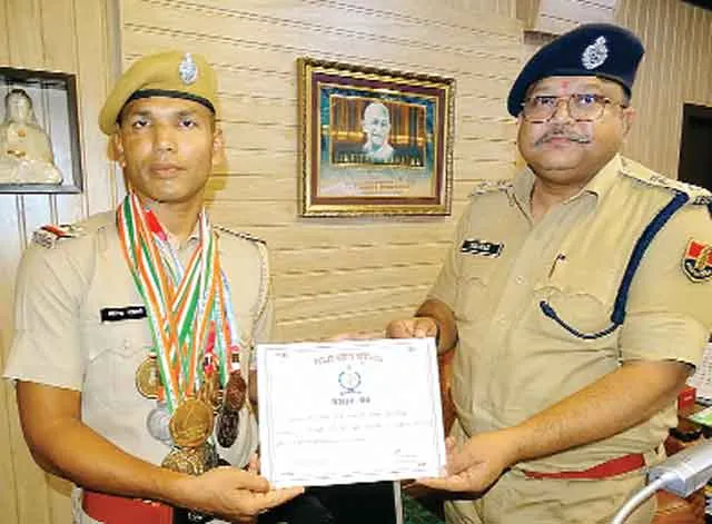 राईफल शूटिंग में स्वर्ण पदक विजेता एएसआई का सम्मान