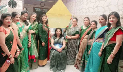 रेनू गुप्ता के सिर पर सजा तीज क्वीन का ताज