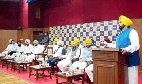 मुख्यमंत्री मान ने ‘आप’ पंजाब इकाई के नवनियुक्त पदाधिकारियों को दिलाई शपथ