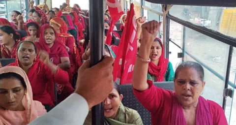 आशा वर्कर्स को पुलिस ने हिरासत में लिया