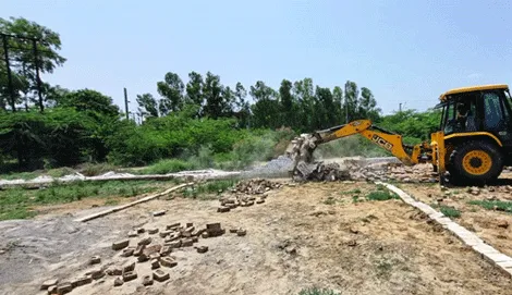 नगर योजनाकार विभाग ने अवैध कॉलोनी को तोड़ा