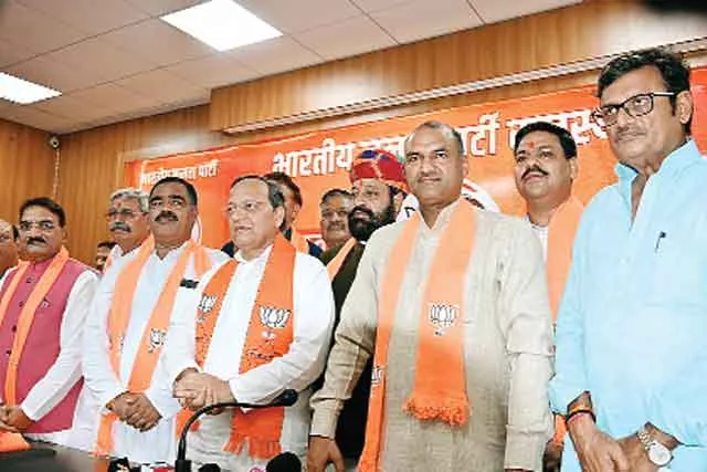 सौलह दिग्गजों ने ज्वाइन की भारतीय जनता पार्टी
