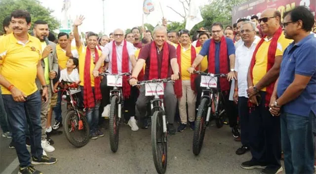 फिजिकल फिटनेस का संदेश देने को भाजपा के दिग्गज नेताओं ने दौड़ाई साइकिलें