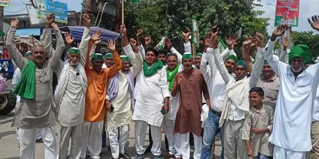 भाकियू द्वारा की समस्याओं को लेकर तहसील कार्यालय में की गई पंचायत