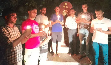 समाजसेवियों ने सड़क हादसे में शहीद हुए सैनिकों को कैंडल जलाकर दी श्रद्धांजलि