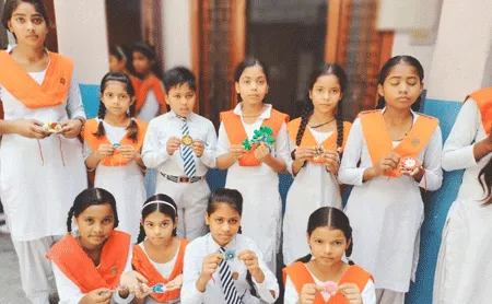 बालिकाओं ने बनाई मनभावन राखियां
