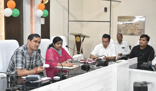 प्रत्येक अधिकारी एवं कर्मचारी नागरिको को स्वप्रेरणा से ध्वजारोहण हेतु विशेष अभियान संचालित कराए जाएंगे : डीएम